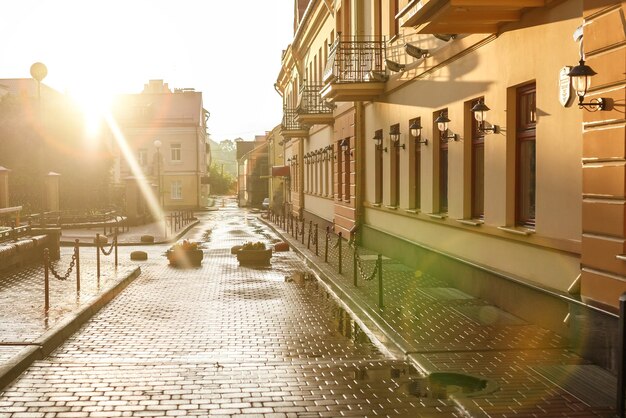 Vieja calle de la ciudad europea después de la lluvia antes del atardecer