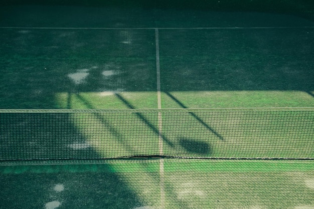 vieja cancha de tenis abandonada