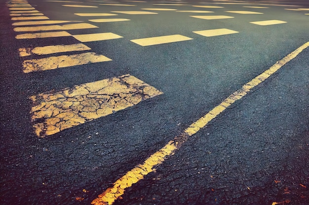 Vieja carretera asfaltada con textura agrietada con señalización de tráfico áspero fondo abstracto envejecido granulado urbano r