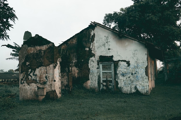 Foto vieja casa abandonada en el campo contra el cielo