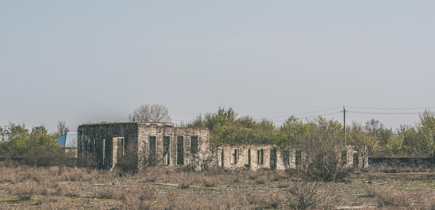 Vieja casa abandonada destruida en el campo