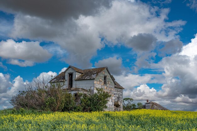 Una vieja casa abandonada en las praderas de Saskatchewan