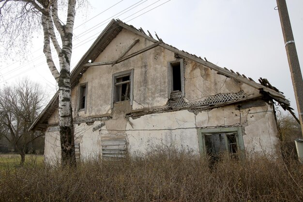 Una vieja casa abandonada en ruinas en el pueblo lituano