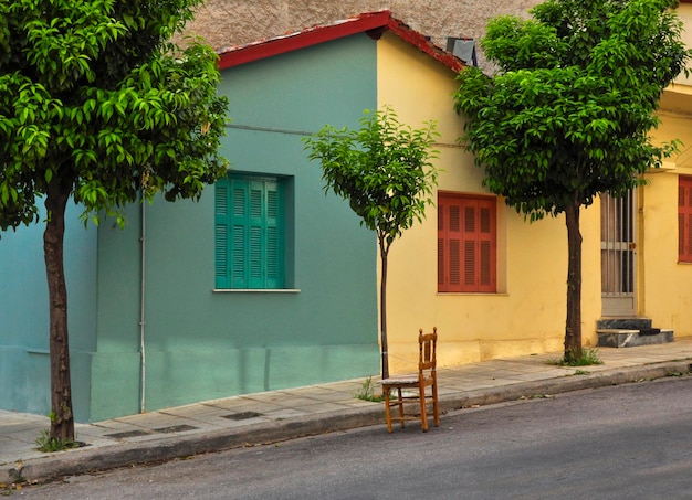 Vieja casa amarilla y verde en Atenas en Grecia