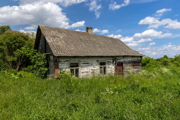 Una vieja casa de madera abandonada