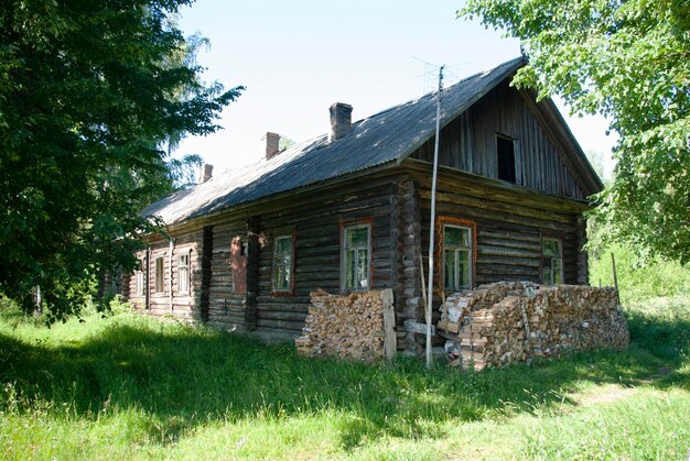 Vieja casa de madera en el bosque