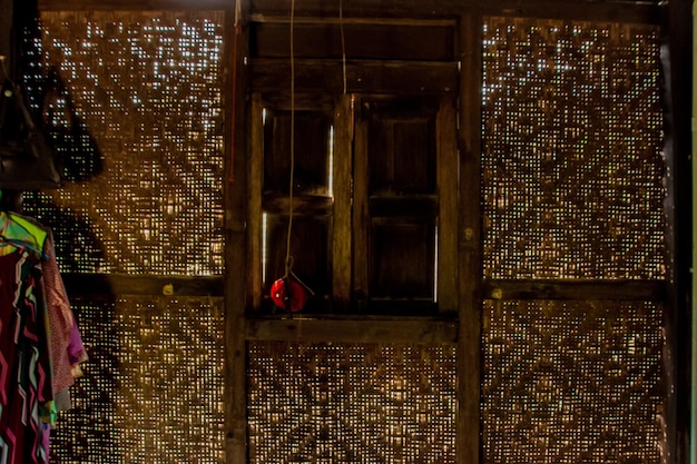 Vieja casa de madera destruida