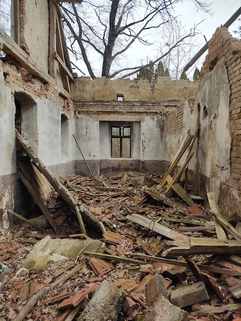 Una vieja casa en ruinas sin techo no es apta para vivir