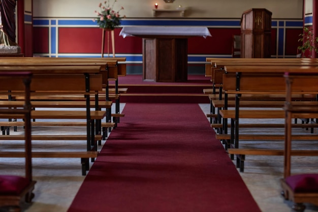 Vieja catedral con altar y bancos