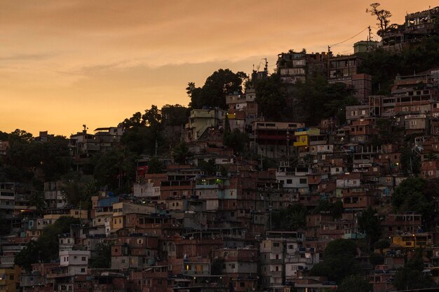 Foto vieja ciudad brasileña durante la puesta de sol