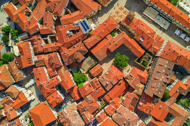 Vieja ciudad europea con techos de tejas rojas de casas vista superior