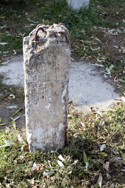 Vieja columna de hormigón con armadura, viejo poste de hormigón