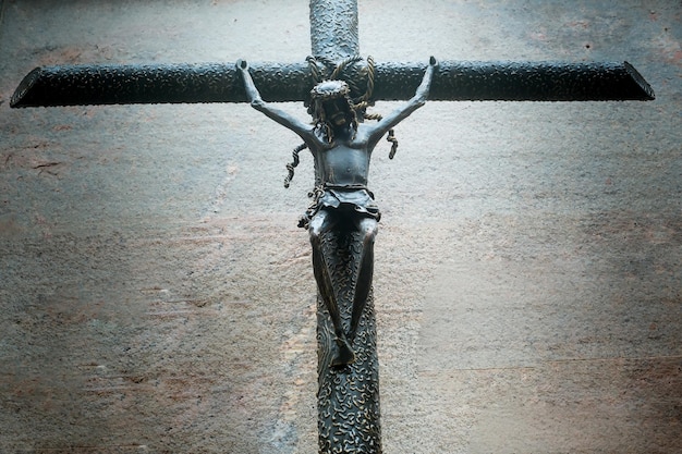 Vieja cruz de hierro con Jesús crucificado Jesús en la cruz