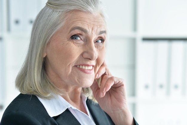 Vieja empresaria emocional en la oficina