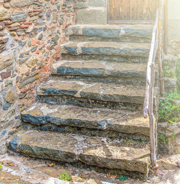 Foto vieja escalera de piedra antigua en la suave luz del sol