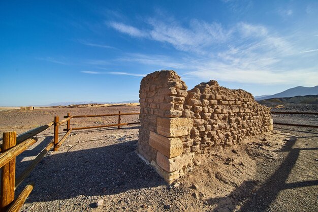 Vieja estructura de piedra en un sitio histórico en el valle de la muerte
