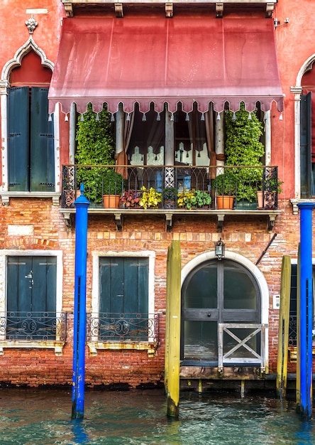 Vieja fachada roja en Venecia Italia