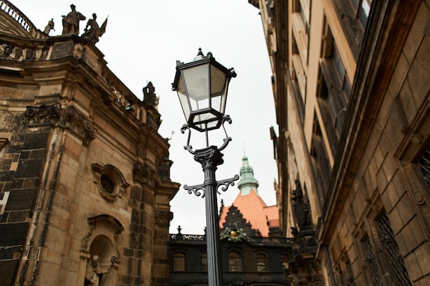 Una vieja farola barroca que ilumina los terrenos del palacio