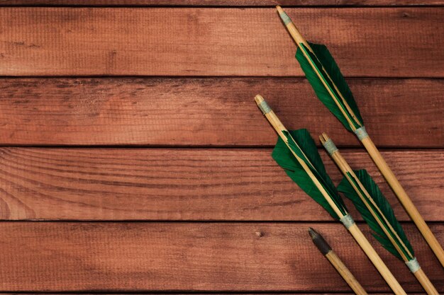 Vieja flecha de madera hermoso fondo de madera marrón armas medievales son hechas a mano