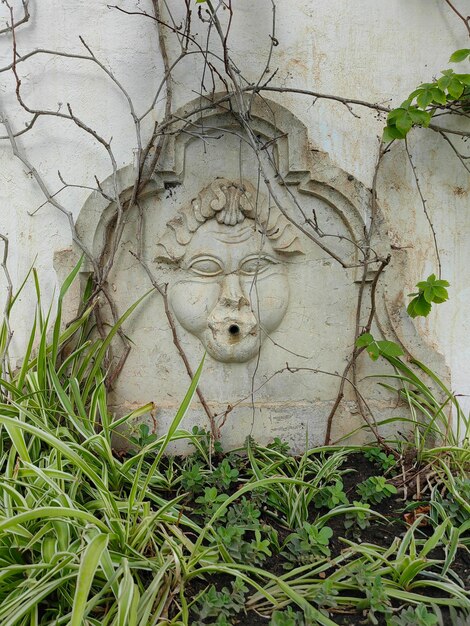 Vieja fuente de agua de piedra detalle belleza clásica