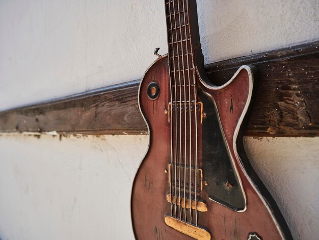 Vieja guitarra colgada en la pared