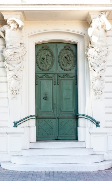 La vieja y hermosa puerta de madera.