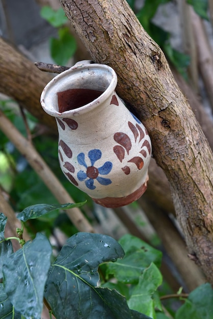 Una vieja jarra de cerámica colgada