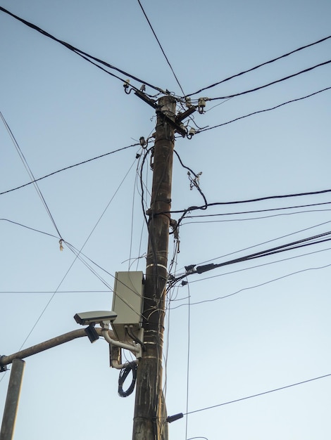 Vieja línea eléctrica Nueva cámara callejera en un viejo poste Comunicaciones Suministro de electricidad a la población en Asia