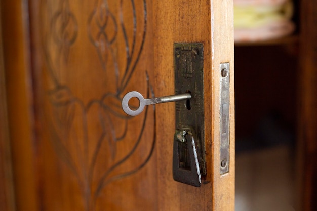 Vieja llave en la cerradura de la puerta vieja