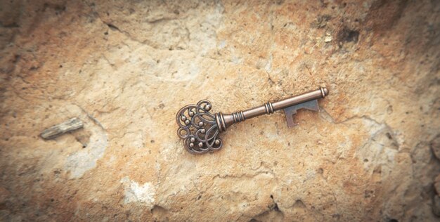 Vieja llave en el fondo de piedra