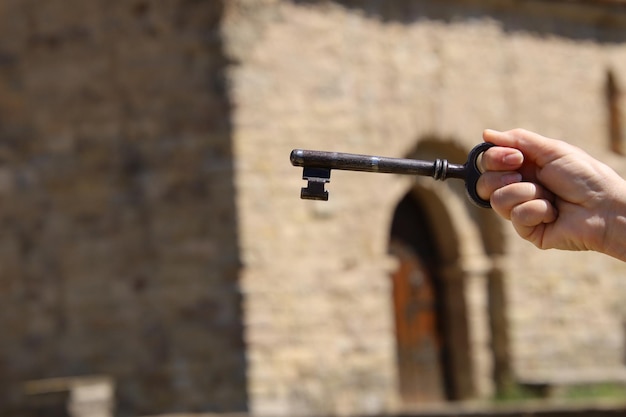 Vieja llave de hierro con la iglesia al fondo