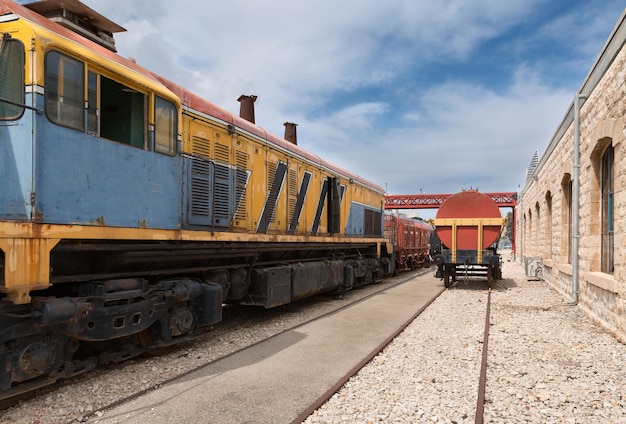 Vieja locomotora diesel amarilla de cerca