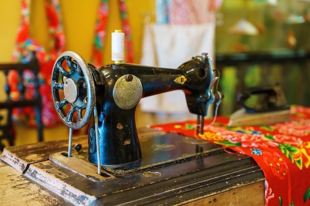 Foto vieja máquina de coser en la mesa