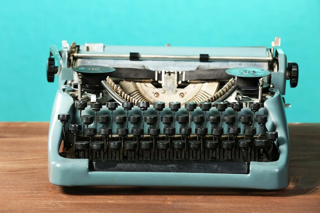 Foto vieja máquina de escribir retro en la mesa sobre fondo verde