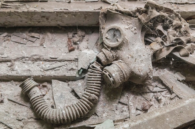 vieja máscara de gas en el alféizar de una escuela en Pripyat