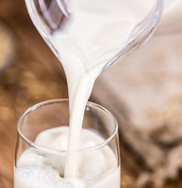 Vieja mesa de madera con leche de avena fresca primer plano enfoque selectivo