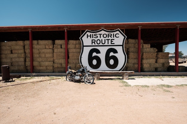 Vieja motocicleta cerca de la histórica ruta 66 en California