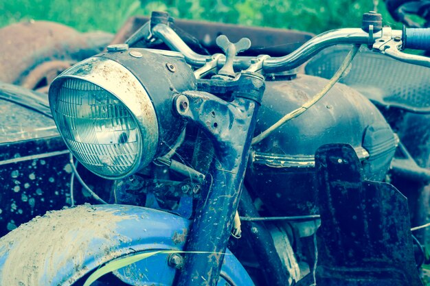 Foto vieja motocicleta soviética con una cuna una vieja mototecnia