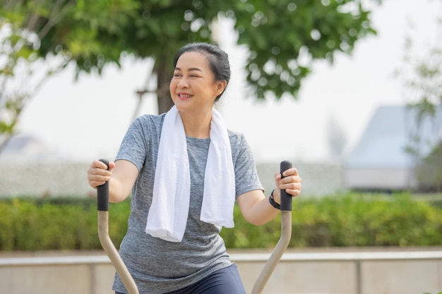 Vieja mujer asiática ejercicio al aire libre mujer asiática feliz jubilación