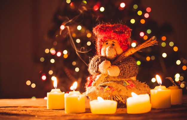 Vieja mujer fea - adivina con velas en Navidad, juguete hecho a mano