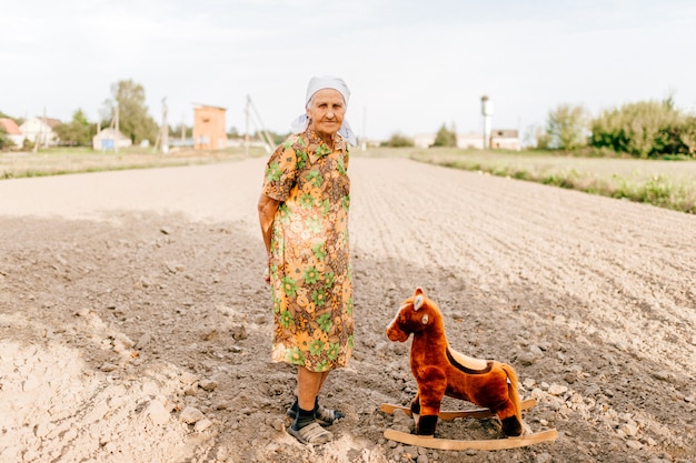 Vieja mujer feliz recuerdos de infancia del pasado.