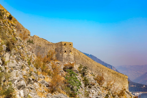 Vieja pared de ladrillos en las montañas