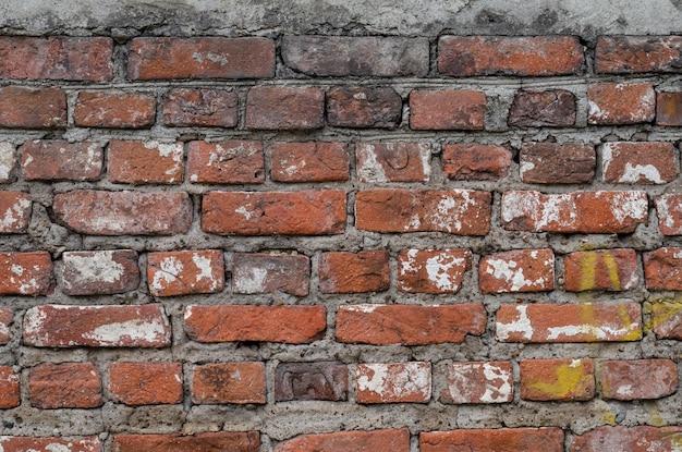 Una vieja pared de ladrillos pelado.