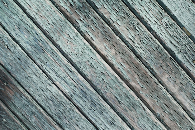 Vieja pared de madera de colores en mal estado en pantalla completa fotografiada a corta distancia
