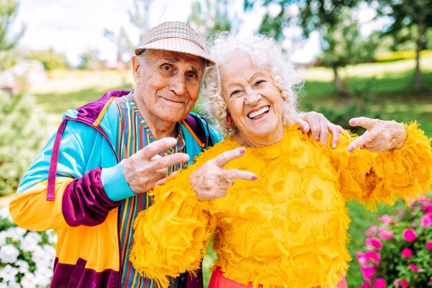 Vieja pareja moderna vistiendo ropa de colores de moda