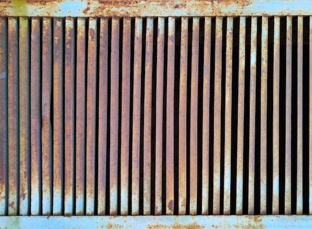 Vieja parrilla de metal corroído de hierro - persianas pintadas oxidadas