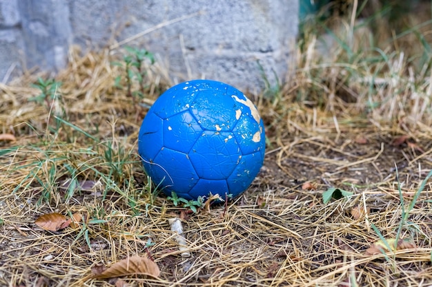 Una vieja pelota de fútbol yace sobre la hierba