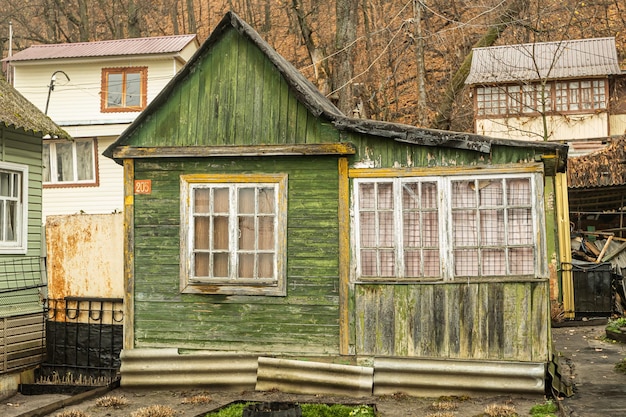 Una vieja pequeña casa de pueblo de campo.