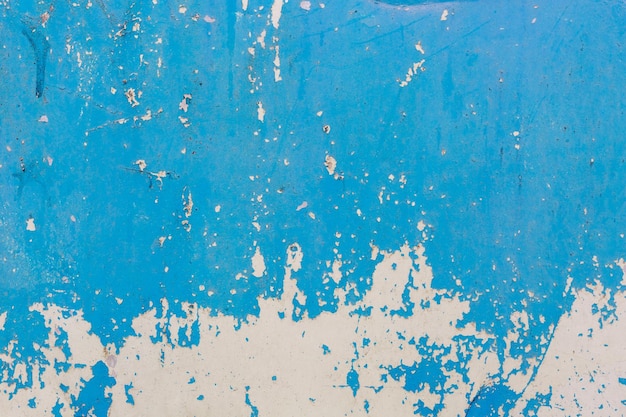 Vieja pintura agrietada azul sobre fondo de metal