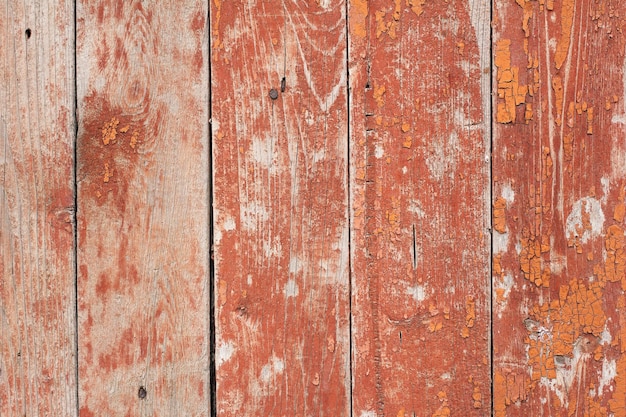 Vieja pintura roja sobre tabla de madera. textura de madera